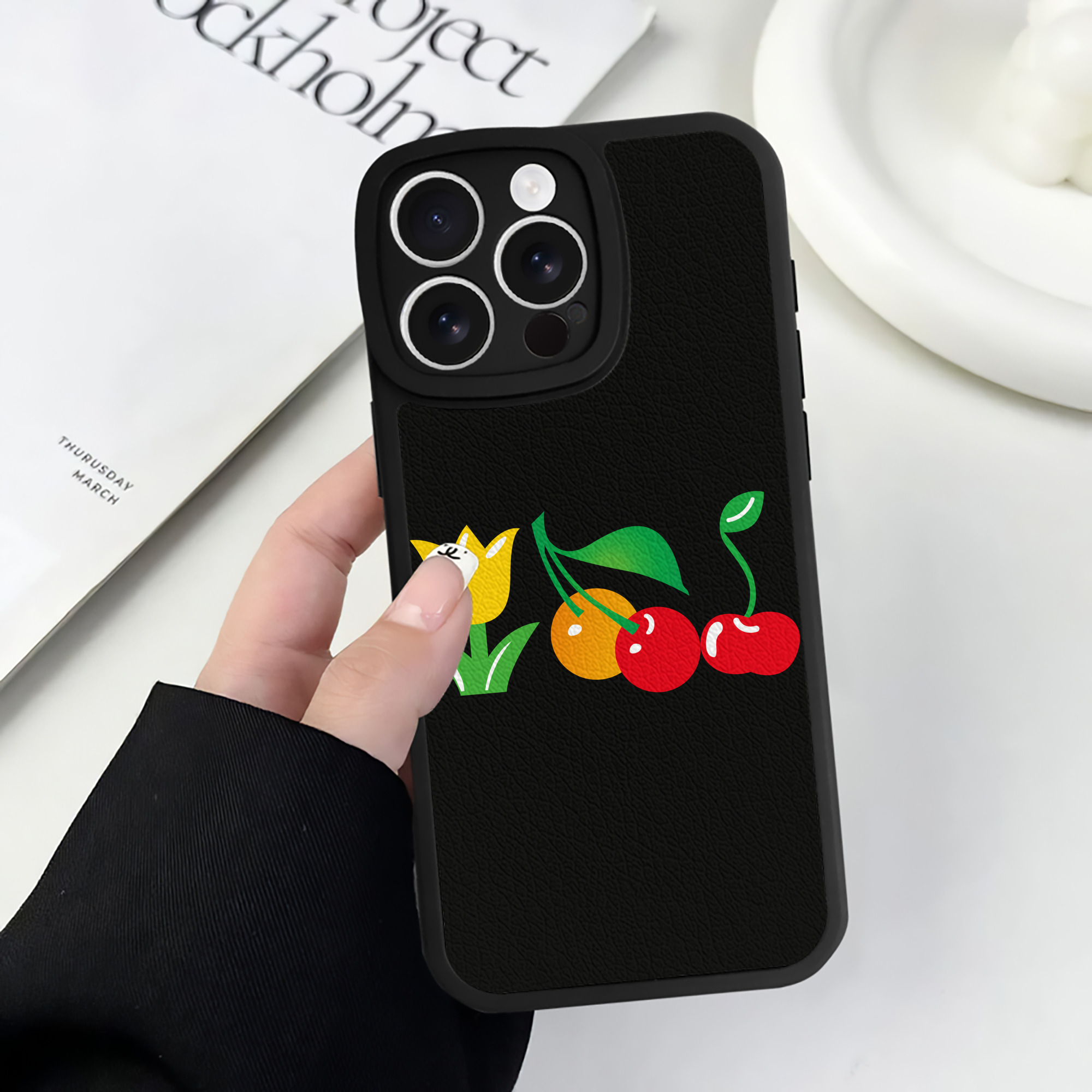 （画像用） Hello Kitty ハローキティ 【iPhone 16シリーズ対応】シリコンスマホケース（レザー調） 材質：シリコン